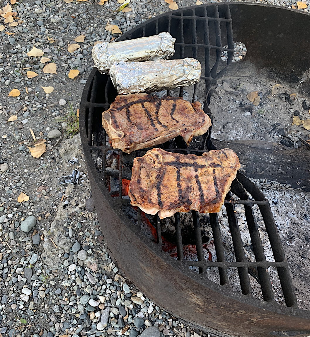 Steaks und Maiskolben in Alufolie auf dem Grill am Quartz Lake