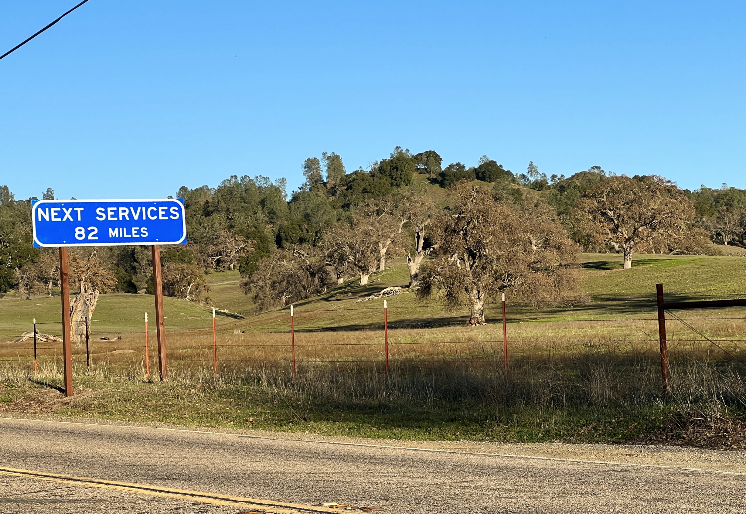 Strassenschild «Next Services 82 Miles» am Anfang des Highway 58 bei Santa Margarita