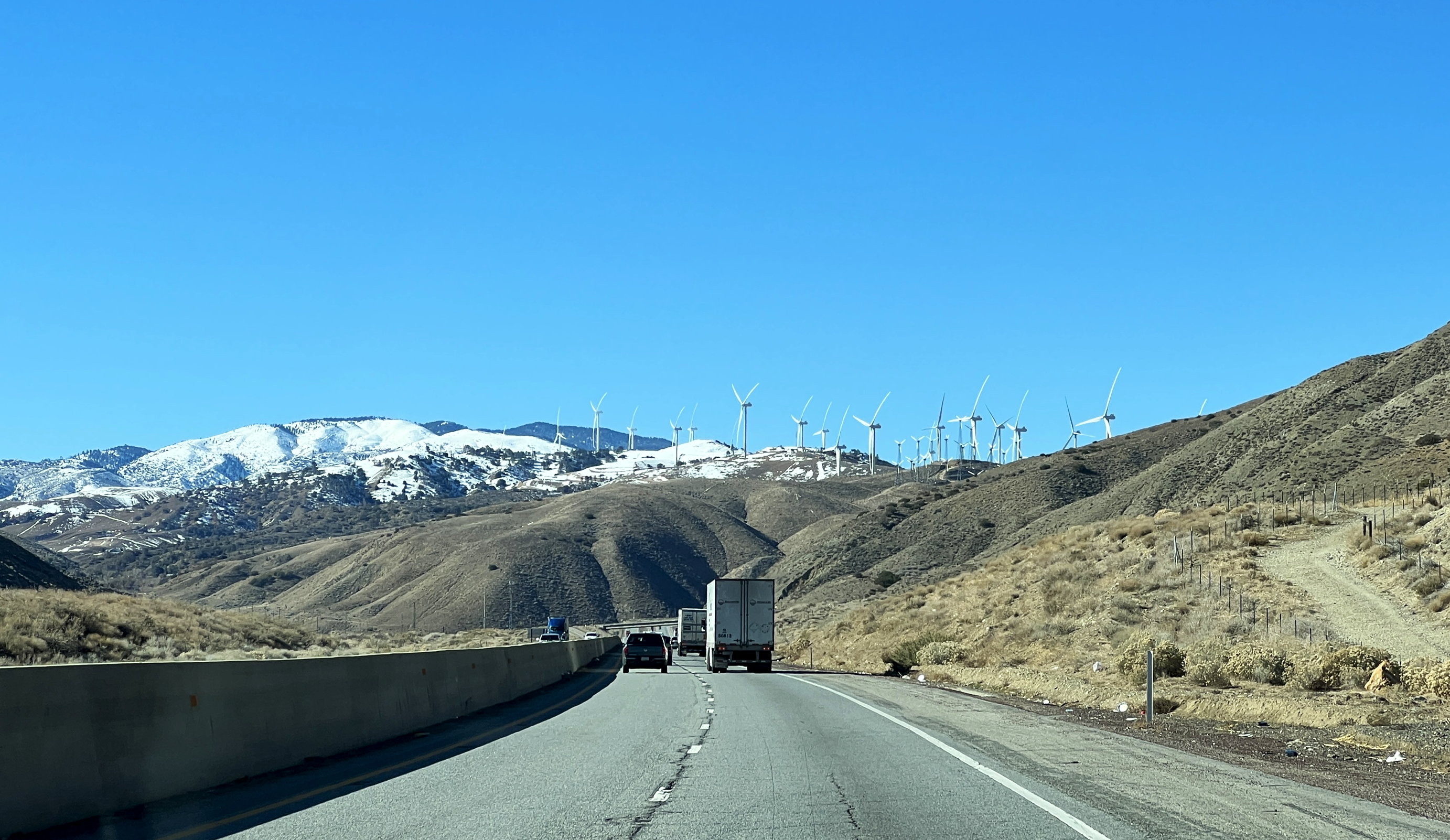 Auf dem Highway 58 zwischen Mojave und Tehachapi mit Blick auf die Windräder