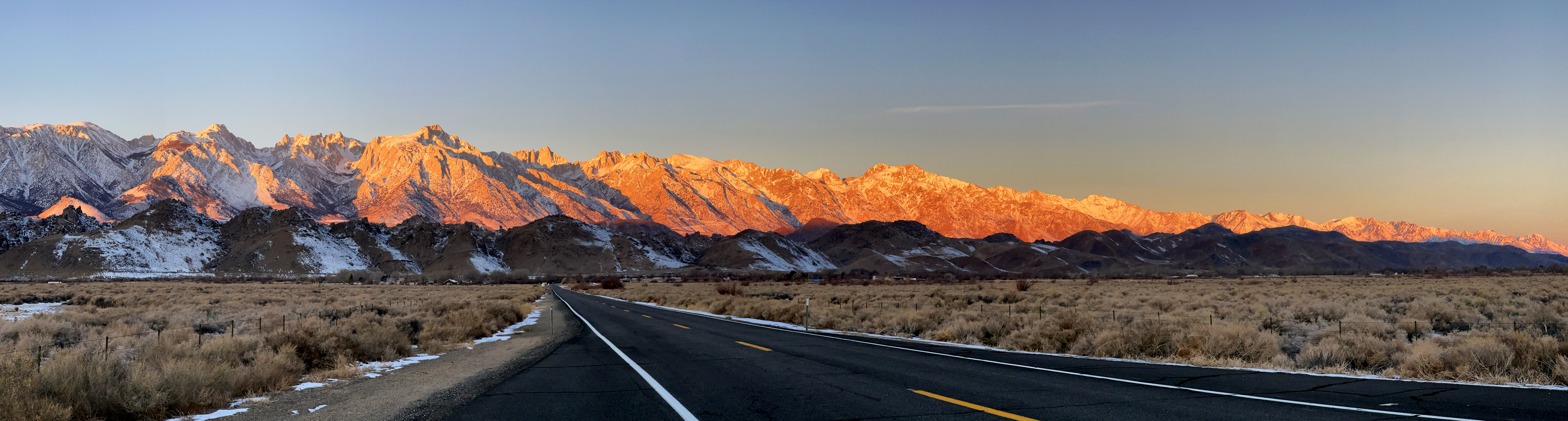 Die schneebedeckten Sierra Nevada Gipfel im ersten Morgenlicht