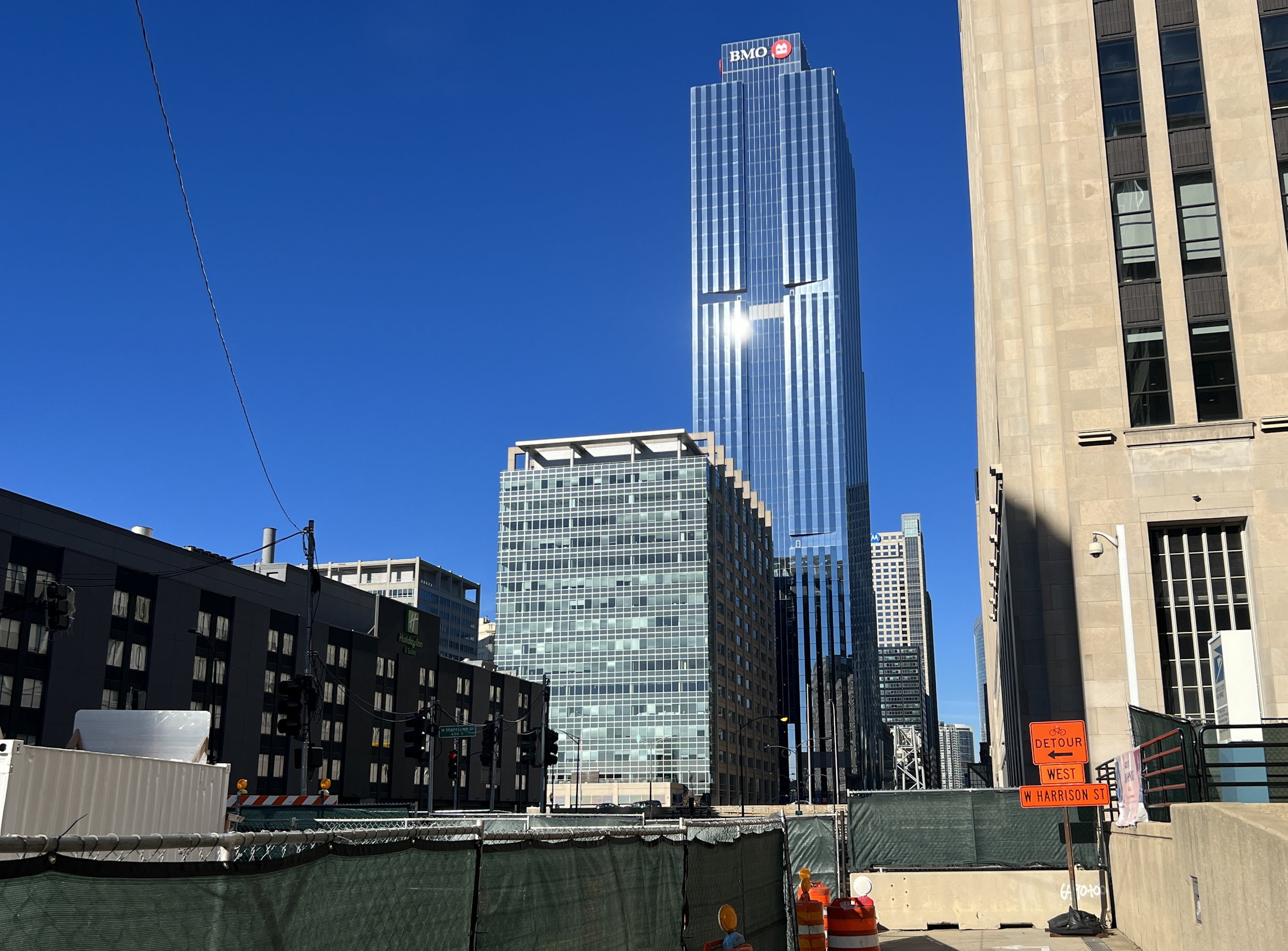 Blick vom Postgebäude aus auf die Baustellen rundherum, dahinter der riesige Büroturm der BMO-Bank vor blauem Himmel