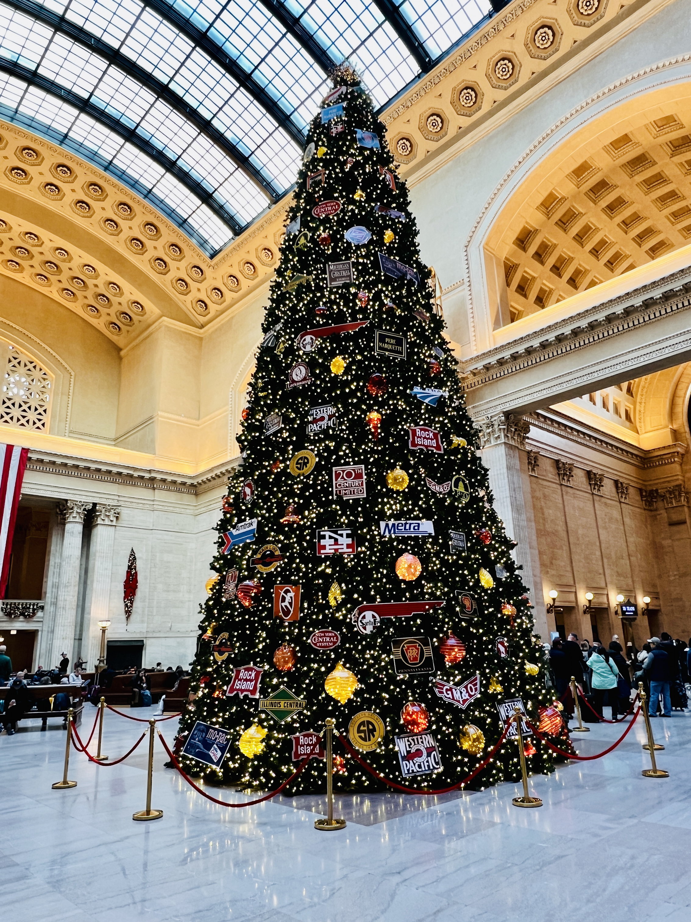 Der grosse, sehr reichhaltig dekorierte Weihnachtsbaum in der grossen Halle der Union Station