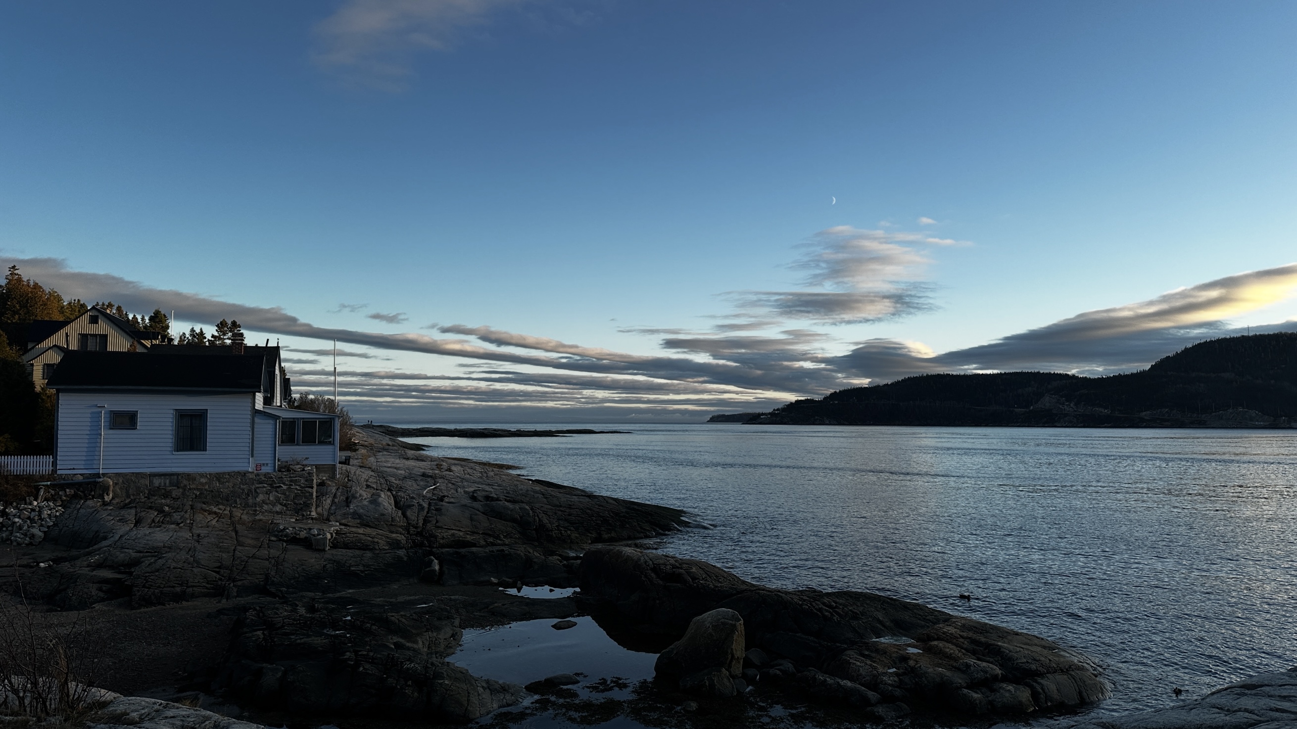 Aussicht auf die Bucht kurz vor Sonnenuntergang beim CIMM