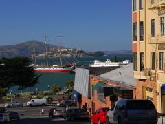 Blick von der Larkin über die Wharf nach Alcatraz
