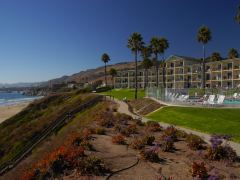 Blick aufs Hotel Kon Tiki Inn mit der Treppe zum Strand hinunter