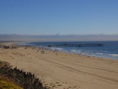 Blick vom Hotel Kon Tiki Inn nach Süden zum Pier von Pismo Beach