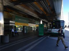 Die letzten Busse warten vor dem Moscone North