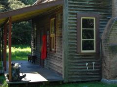 Whariwharangi Hütte im Abel Tasman Nationalpark