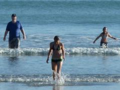 Am Strand bzw. im Meer bei Gisborne