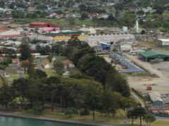 Überblick über Gisborne, unten links der Top 10 Holiday Park