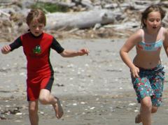 Voller Freude rennen die Kids zum Strand