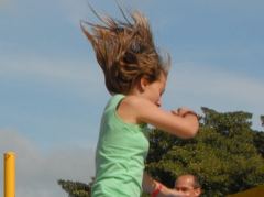 Mit wehenden Haaren auf dem Jumping Pillow