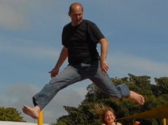 Philipp macht grosse Sprünge auf dem Jumping Pillow