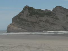 bekannte Felsenformation bei den Archway Islands am Strand von Farewell Spit