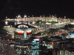 Blick auf Vollmond und Hafen vom Sky-Tower