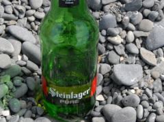 Eine Flasche Steinlager Bier am Strand