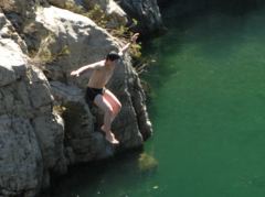 Bei der Brücke über den Pelorus River, Sprung ins Nass