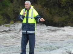 Lady Knox Geysir mit Führer, die Seife schäumt schon etwas