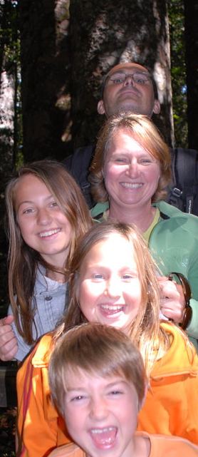 Die Hublers vor den Four Sisters im Waipoua Forest