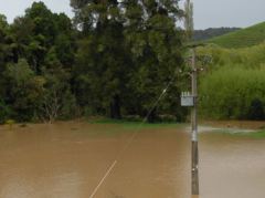 Der Waitomo River überflutet die Landschaft
