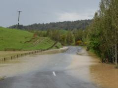 Aus der Strasse wurde ein halber See bei Waitomo