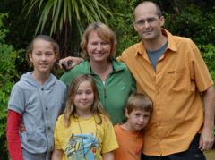 Familienphoto vor dem angeschwollenen Waitomo River