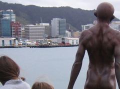 Bronze-Skulptur im Hafen von Wellington