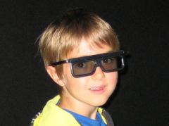 Luc mit 3D-Brille im Museum