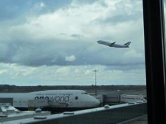 Dunkle Wolken über London Heathrow, Flugzeug startet
