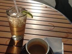 Kaffee und Ginger Ale im Gegenlicht im Strassenkaffee Mario's in Little Italy