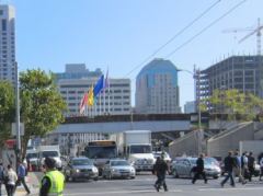 Strassenkreuzung am Mittag, sonniges Wetter in Downtown San Francisco