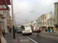 Bus der SFMTA Nr 30 an der Haltestelle Chestnut/Van Ness