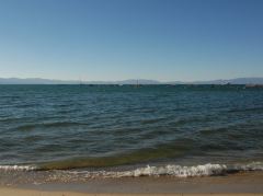 Abendsonne über dem Strand am Lake Tahoe