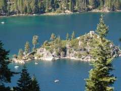 Blick auf die Emerald Bay mit Fannette Island