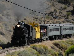 Dampfzug der Nevada Northern Railway bei der Ausfahrt aus dem Städtchen Ely