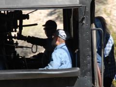 Blick in den Führerstand des vorbeifahrenden Dampfzugs der Nevada Northern Railway