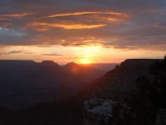 Sonnenaufgang über dem Südrand des Grand Canyon