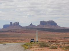 Blick auf die bekannten Felsenformationen des Monument Valley