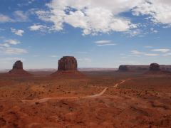 Aussicht auf die Türme im Monument Valley und auf die Schotterpiste