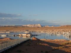 Ein Teil des Antelope Point Marina (Jachthafen)