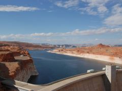 Der Glen Canyon Dam und der dahinter gestaute Lake Powell