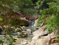 Kleiner Wasserfall am «Riverside Walk»