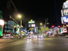 Der Las Vegas Boulevard auf Höhe MGM bei Nacht