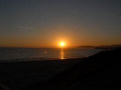 Kurz vor dem Verschwinden der Sonne in der Nebelbank in Pismo Beach, California