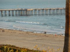 Spazieren am Strand, das Pismo Beach Pier in der späten Nachmittagssonne