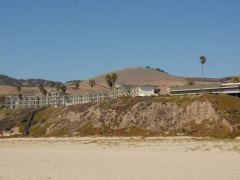 Das Kon Tiki Inn vom Strand aus gesehen, rechts das Restaurant Steamers of Pismo