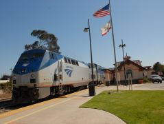 Die Lokomotive des geschobenen Pacific Surfliner in Grover Beach