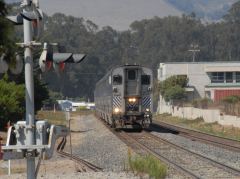 Der Pacific Surfliner bei der Einfahrt in den Bahnhof von Grover Beach, California