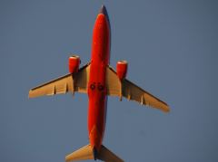 Abhebendes Flugzeug von LAX am Dockweiler Beach