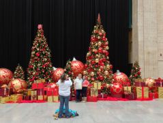 Christbaum in der Union Station von Chicago